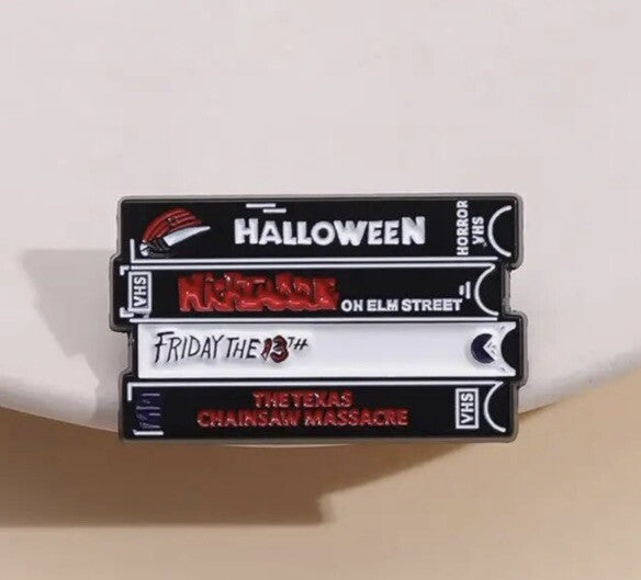 VHS Video Nasties Pin Badge Horror Halloween Nightmare Texas Chainsaw gify bag1