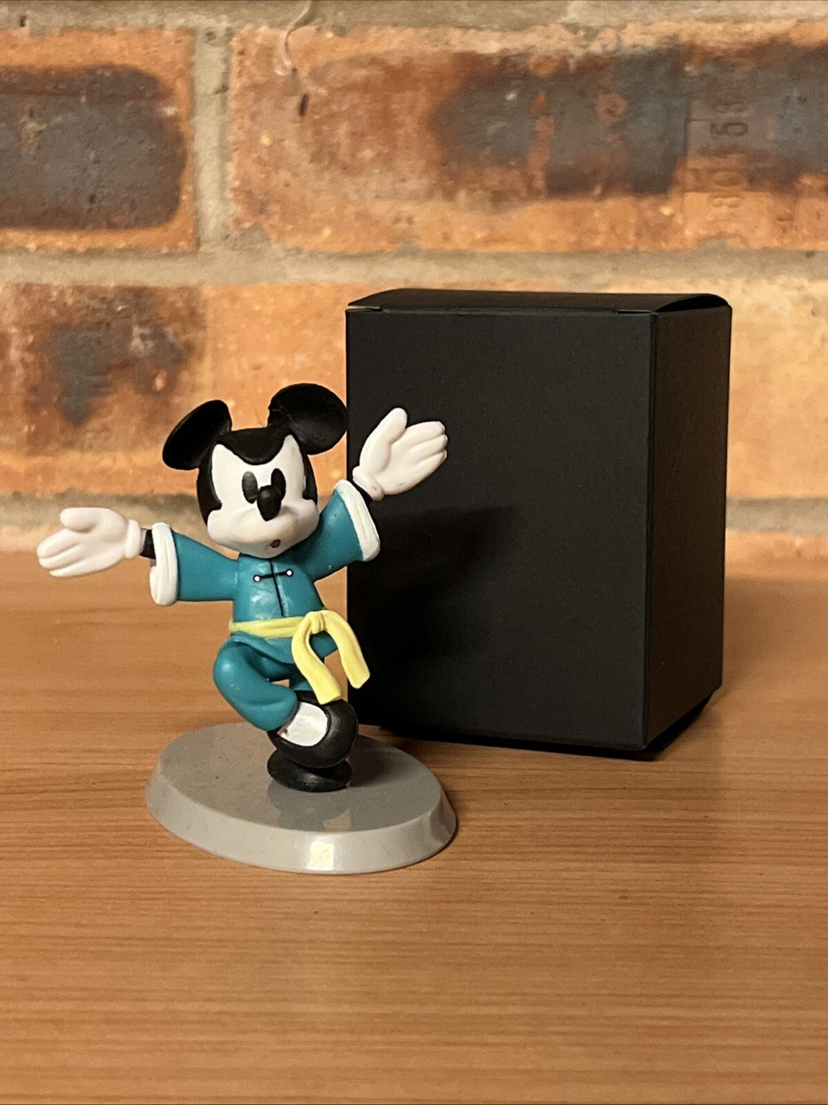 Disney Kung Fu Mickey Mouse Figure Series - Yoga Pose Bruce Lee 6cm In Gift Box0