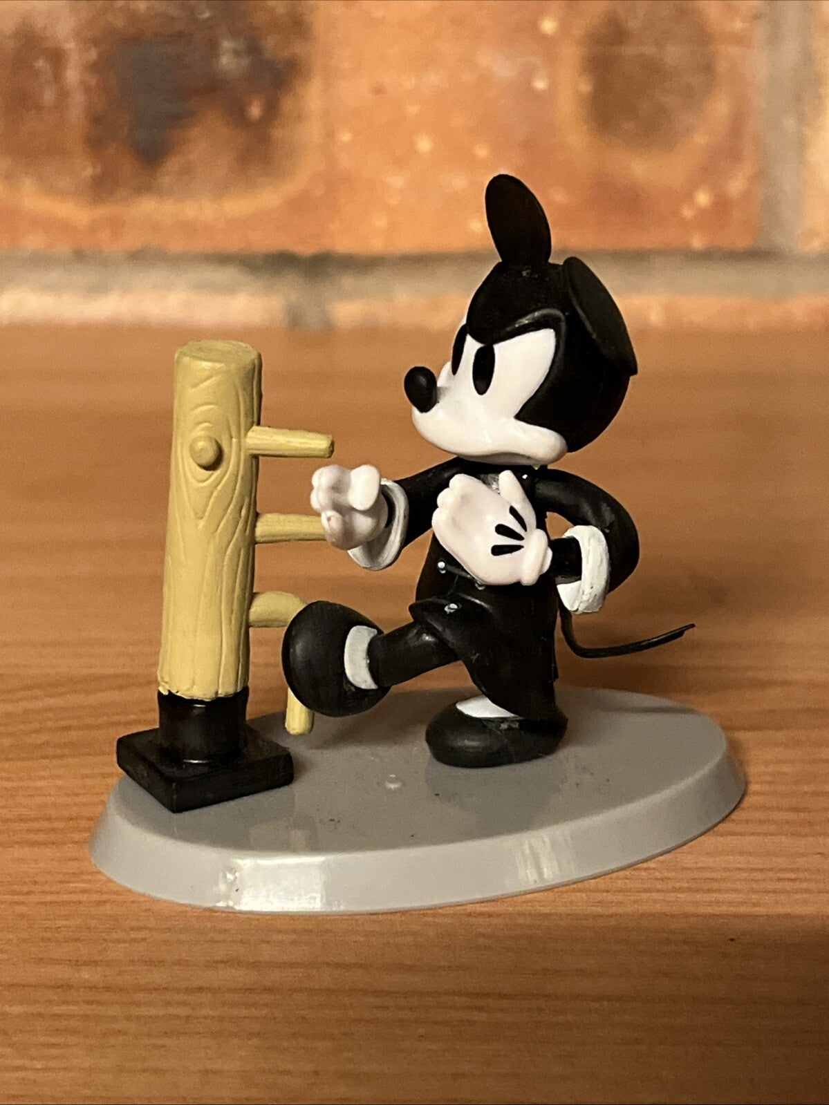 Disney Kung Fu Mickey Mouse Fig Black Suit Kick Pole Bruce Lee 6cm In Gift Box