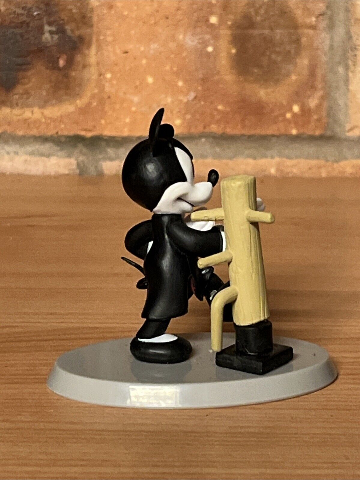 Disney Kung Fu Mickey Mouse Fig Black Suit Kick Pole Bruce Lee 6cm In Gift Box