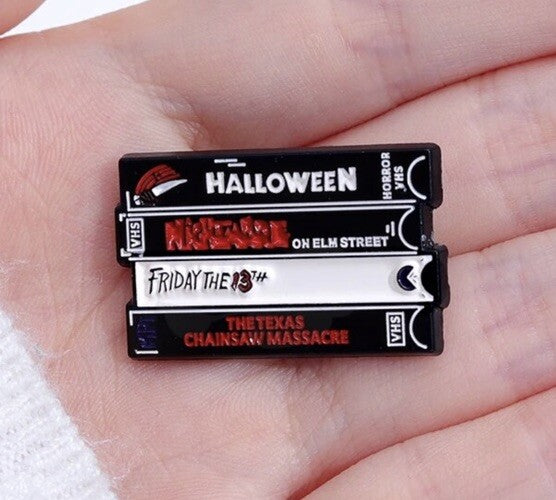 VHS Video Nasties Pin Badge Horror Halloween Nightmare Texas Chainsaw gify bag5