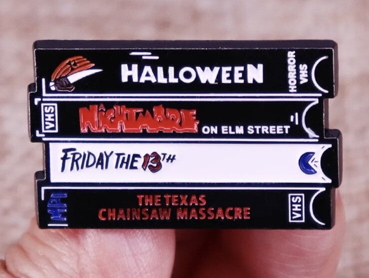 VHS Video Nasties Pin Badge Horror Halloween Nightmare Texas Chainsaw gify bag0