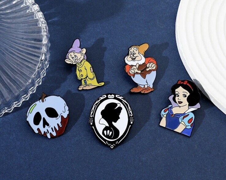 Disney Snow White And 7 Dwarves 5 x Pin Badge Set UK Seller Poison Complete Set - SOScollectible