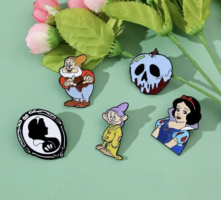 Disney Snow White And 7 Dwarves 5 x Pin Badge Set UK Seller Poison Complete Set - SOScollectible