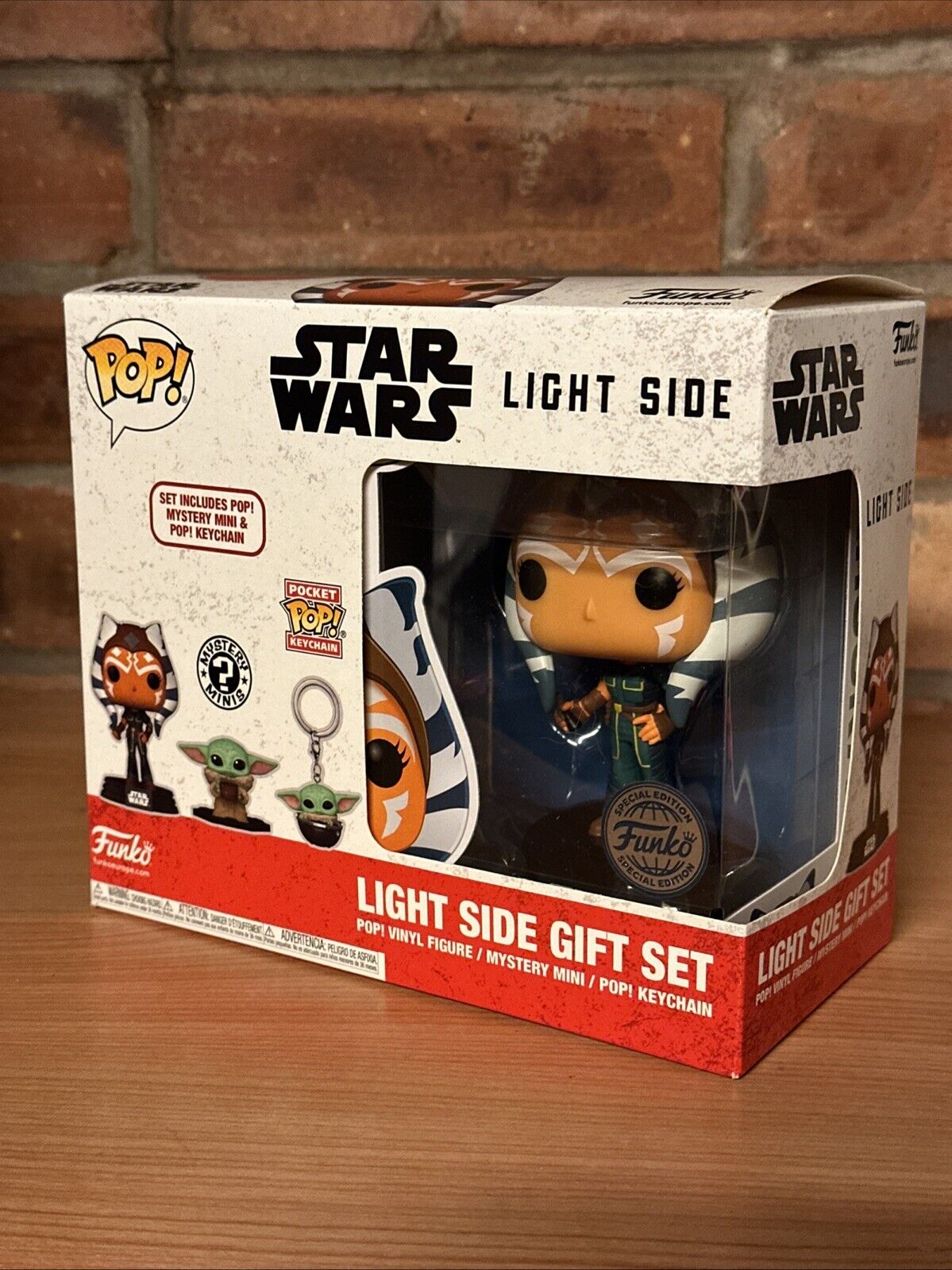 FUNKO POP ! STAR WARS Ahsoka Tano LIGHT SIDE GIFT SET SPECIAL ED Vader Keyring - SOScollectible