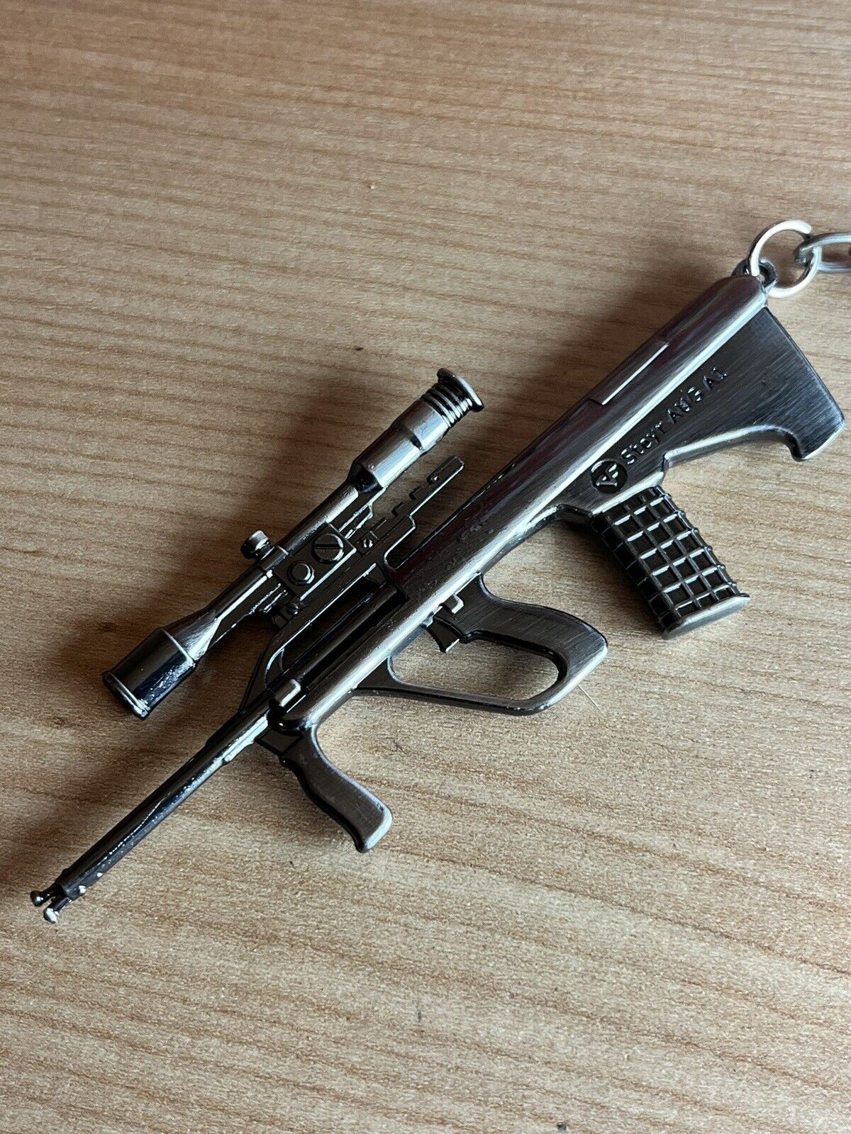 METAL MINI REPLICA STEYR AUG A1 ASSAULT RIFLE MACHINE GUN KEYRING 6cm COD - SOScollectible