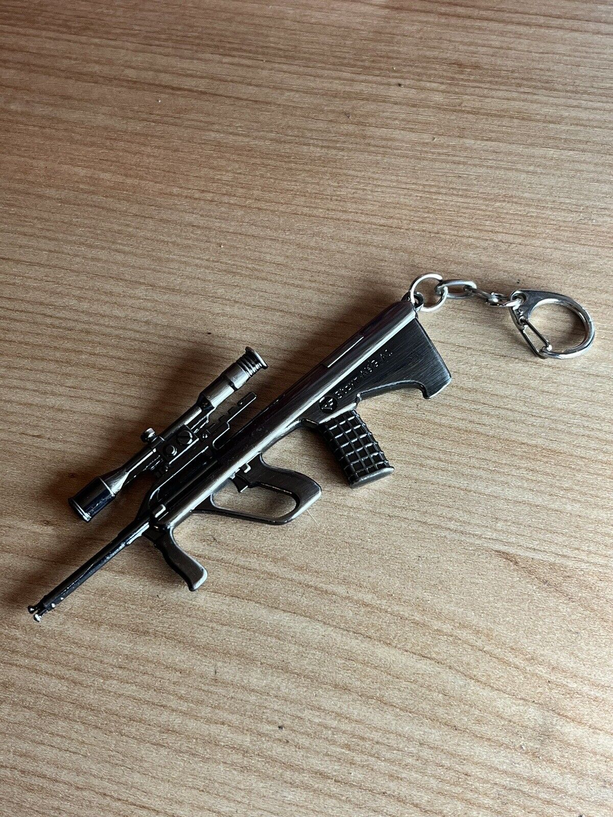 METAL MINI REPLICA STEYR AUG A1 ASSAULT RIFLE MACHINE GUN KEYRING 6cm COD - SOScollectible