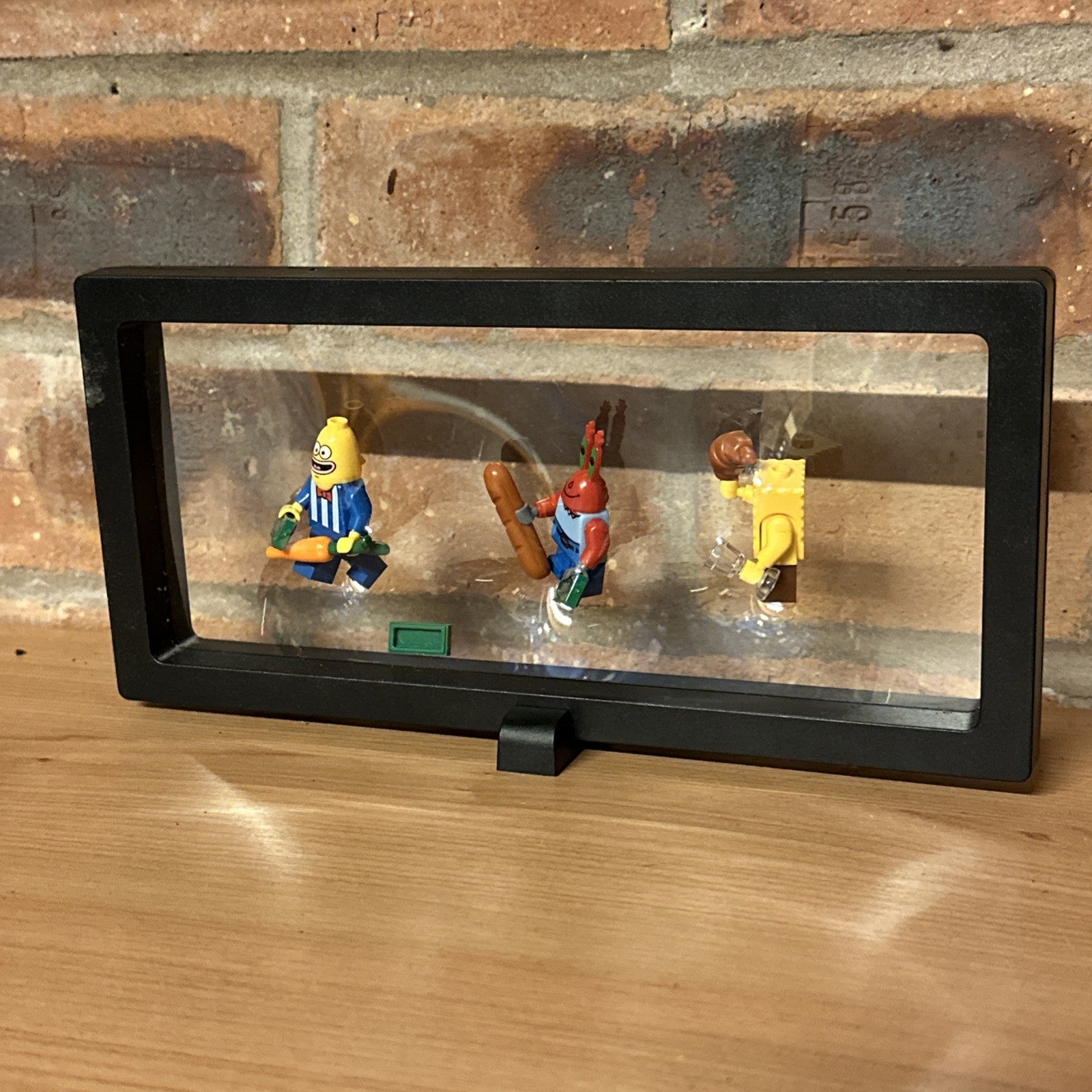 Brick Mini Figure Display Case & 3 Figures SpongeBob & Mr Krabs Food Fight