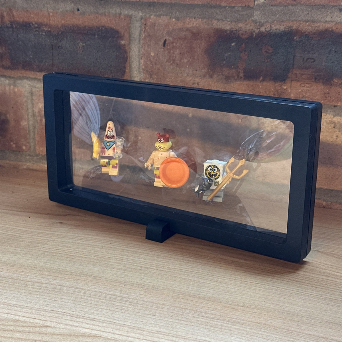 Brick Mini Figure Display Case & 3 Figures SpongeBob Patrick Sandy Neptune Battl0