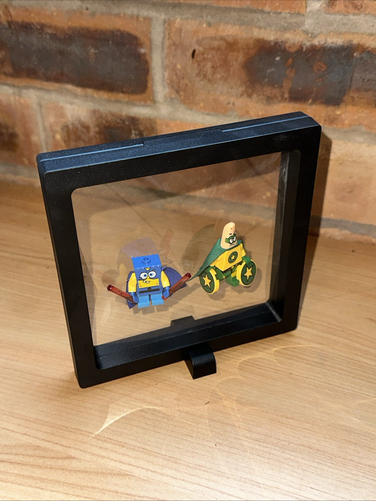 Brick Mini Figure Display Case & 2 Figures SpongeBob And Patrick Superheroes