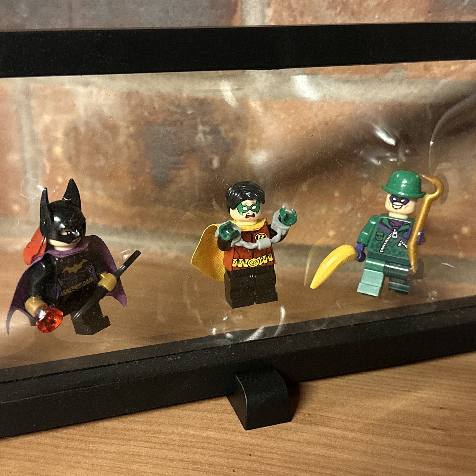 Brick Mini Figure Display Case & 3 Figures Batwoman Saves Robin From The Riddler