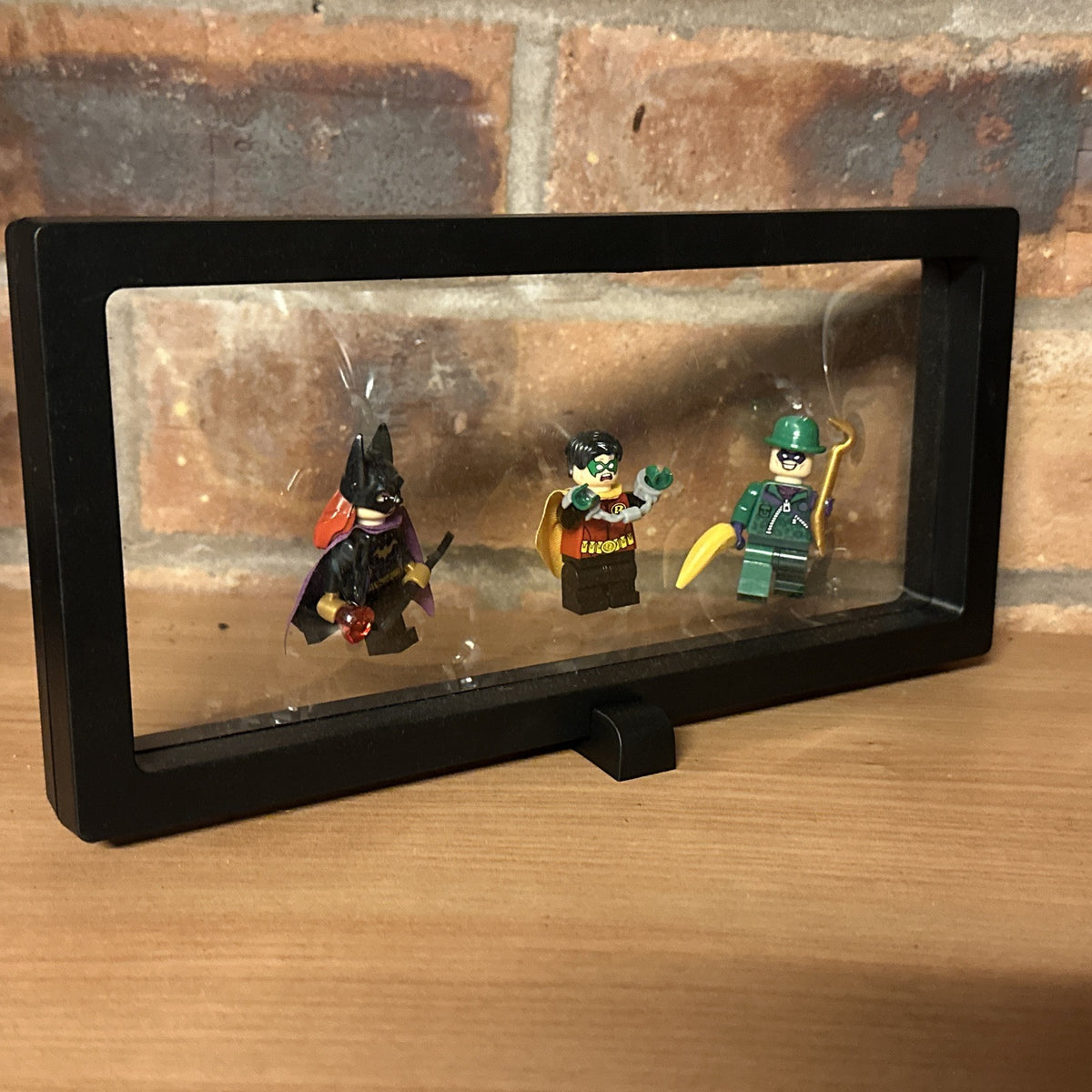 Brick Mini Figure Display Case & 3 Figures Batwoman Saves Robin From The Riddler1