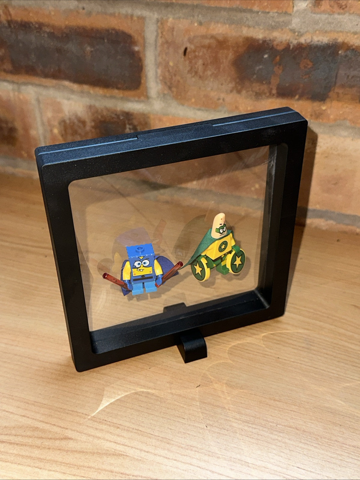 Brick Mini Figure Display Case & 2 Figures SpongeBob And Patrick Superhero Gift0