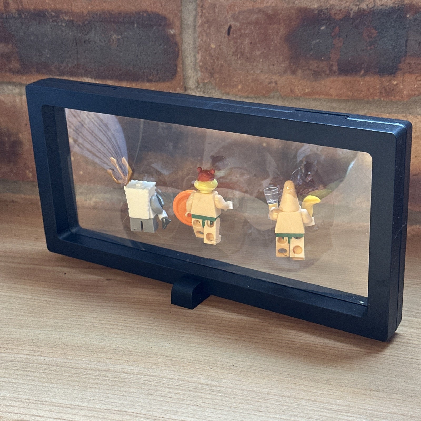 Brick Mini Figure Display Case & 3 Figures SpongeBob Patrick Sandy Neptune Battl