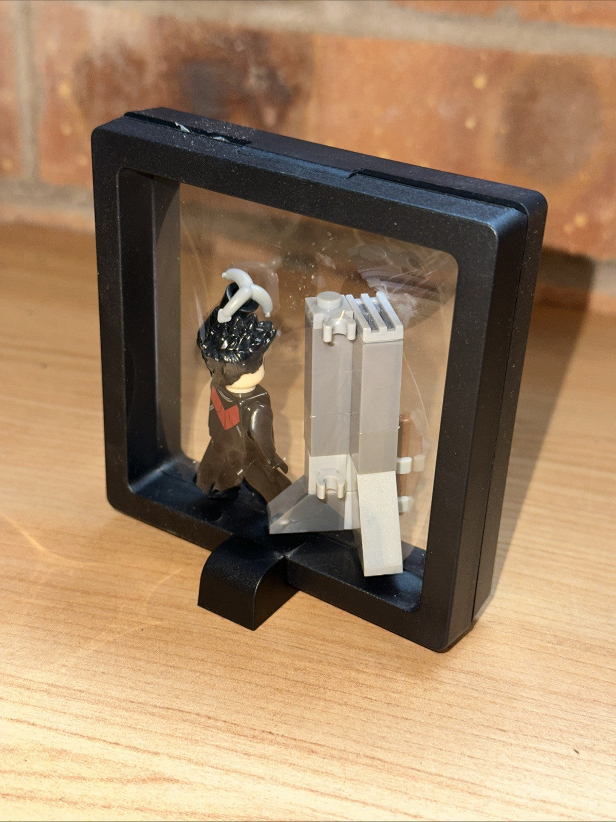 Brick Mini Figure Display Case With Hawkeye Superhero Cult Dc Marvel1