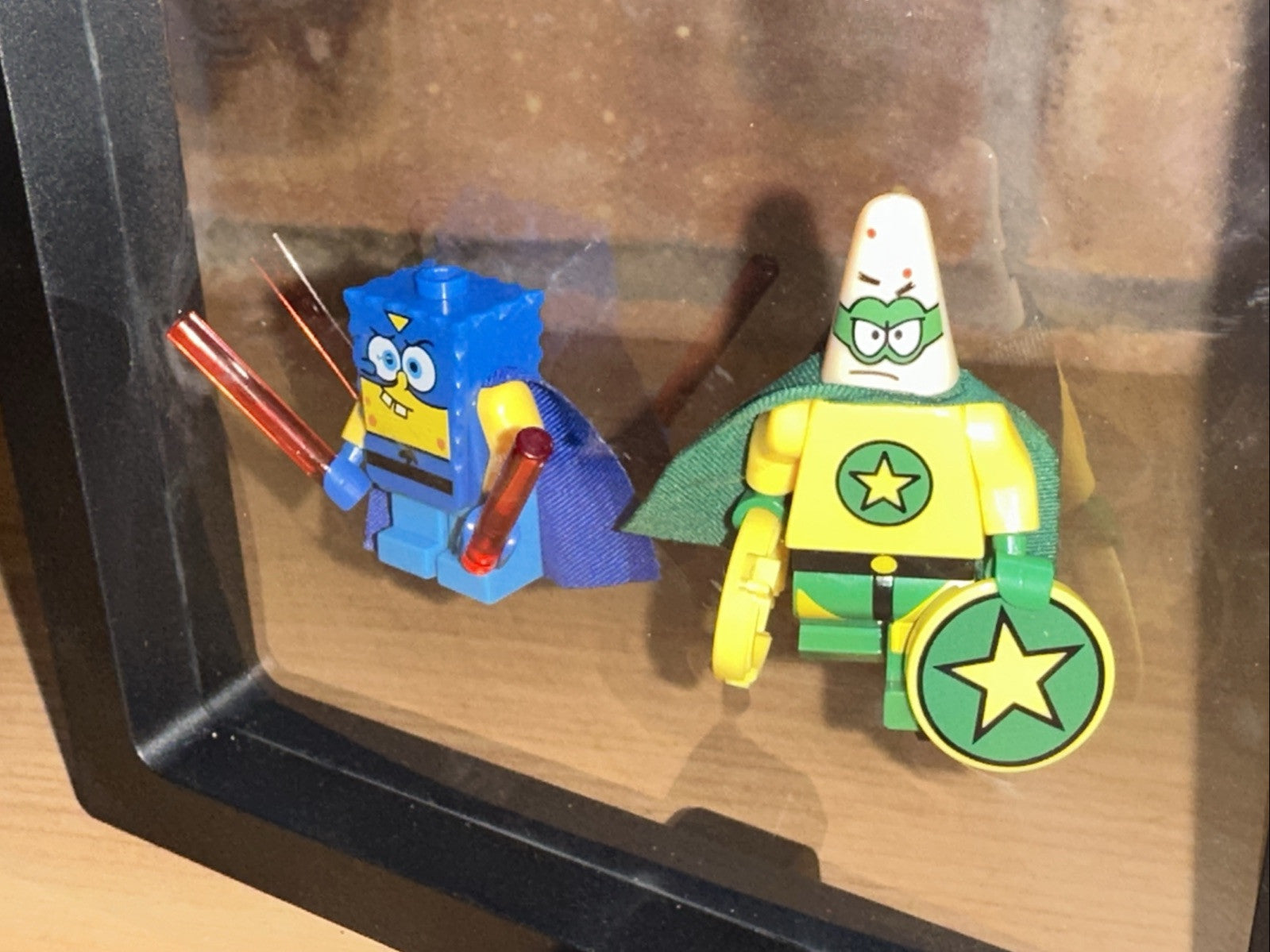 Brick Mini Figure Display Case & 2 Figures SpongeBob And Patrick Superheroes