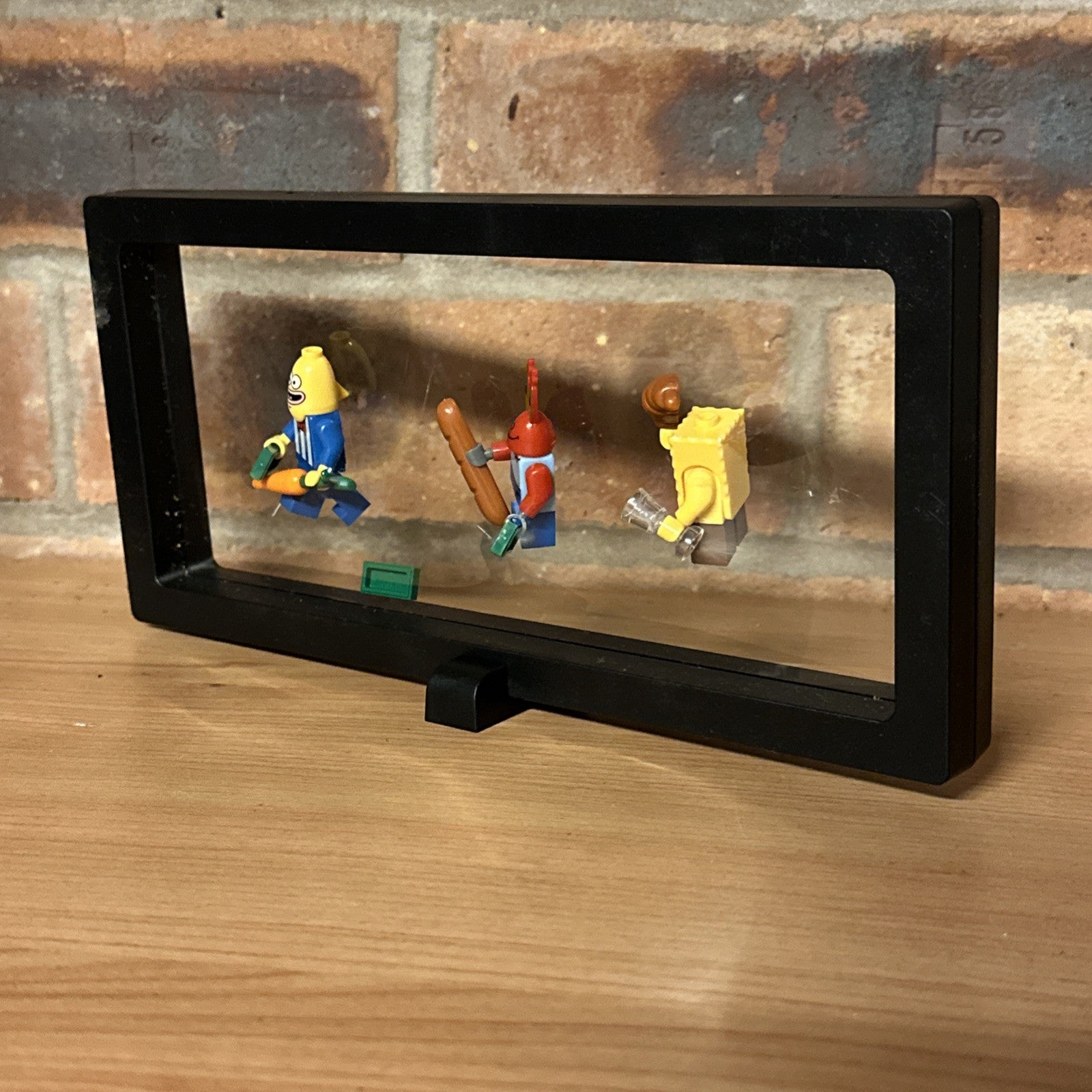 Brick Mini Figure Display Case & 3 Figures SpongeBob & Mr Krabs Food Fight