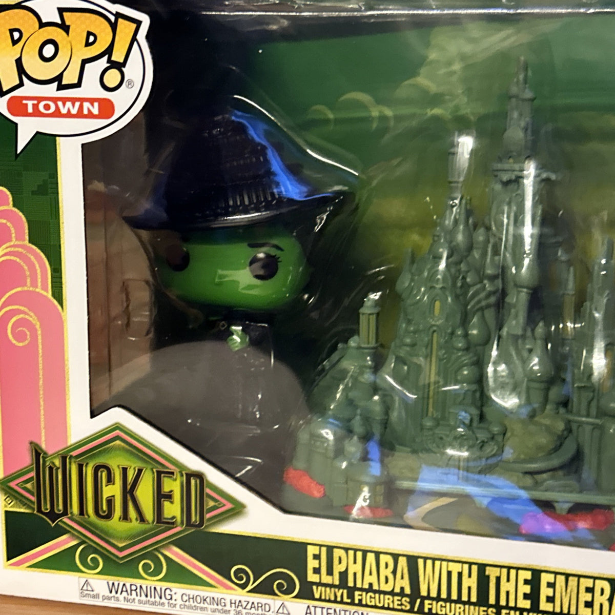Funko Pop! Town Wicked - Elphaba with The Emerald City Castle # 44 witch New2