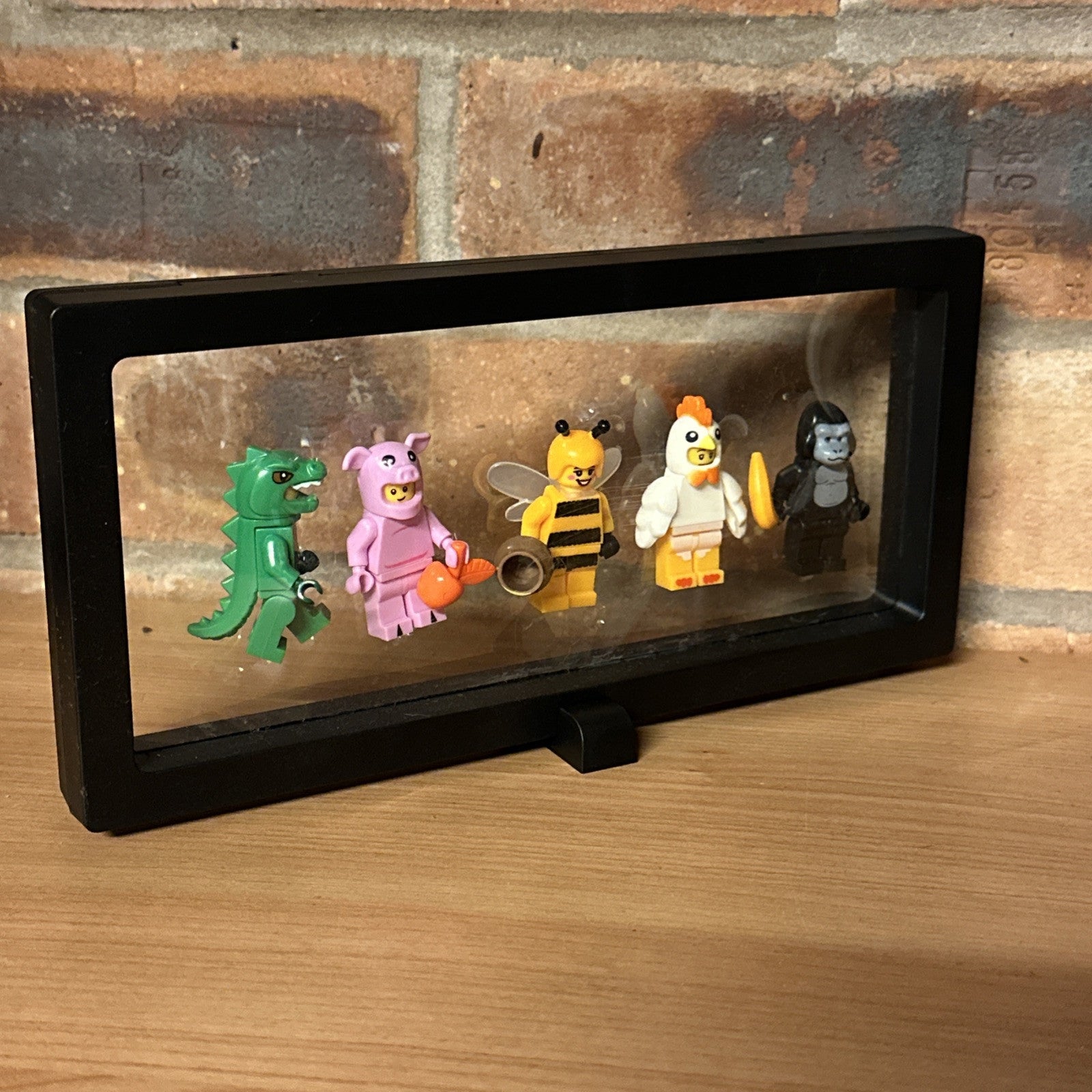 Brick Mini Figure Display Case & 5 Figures Character Scene Dino Pig Bee Chicken